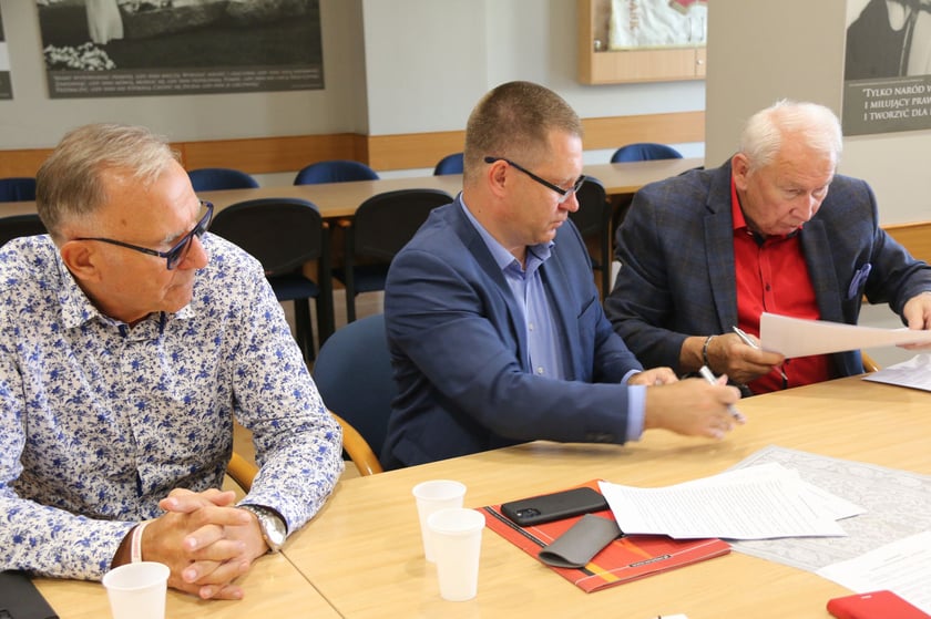 Porozumienie podpisali związkowcy NSZZ ?Solidarność? działający w UM Wrocławia i jednostkach miejskich podległych Prezydentowi Wrocławia, Kazimierz Kimso, przewodniczący Regionu NSZZ ?Solidarność? Dolny Śląsk, Włodzimierz Patalas, sekretarz Wrocławia i Marcin Urban, skarbnik Wrocławia.