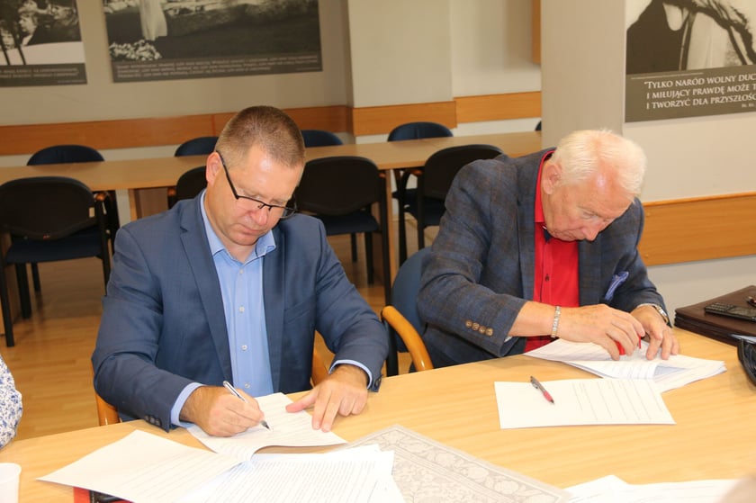Porozumienie podpisali związkowcy NSZZ ?Solidarność? działający w UM Wrocławia i jednostkach miejskich podległych Prezydentowi Wrocławia, Kazimierz Kimso, przewodniczący Regionu NSZZ ?Solidarność? Dolny Śląsk, Włodzimierz Patalas, sekretarz Wrocławia i Marcin Urban, skarbnik Wrocławia.