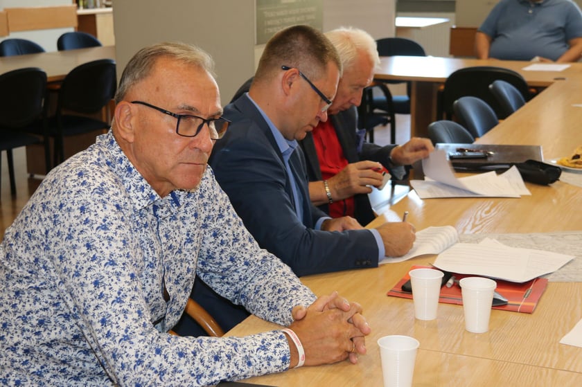 Porozumienie podpisali związkowcy NSZZ ?Solidarność? działający w UM Wrocławia i jednostkach miejskich podległych Prezydentowi Wrocławia, Kazimierz Kimso, przewodniczący Regionu NSZZ ?Solidarność? Dolny Śląsk, Włodzimierz Patalas, sekretarz Wrocławia i Marcin Urban, skarbnik Wrocławia.