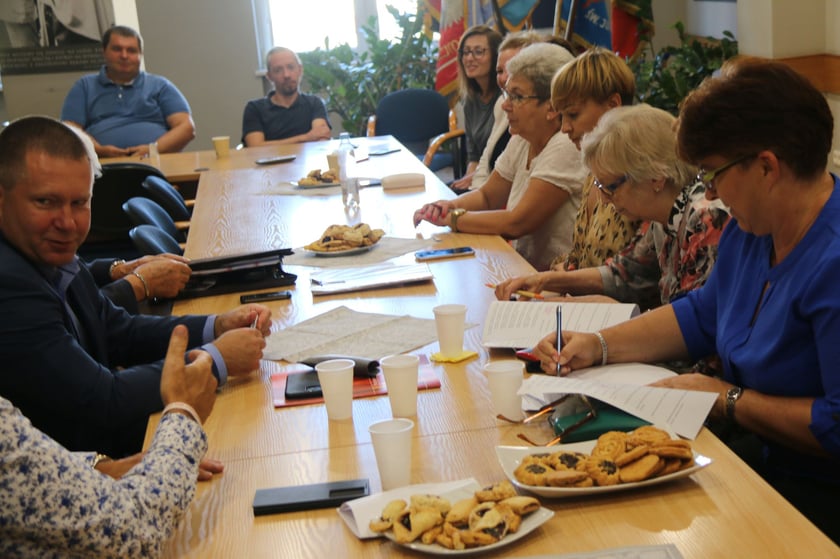 Porozumienie podpisali związkowcy NSZZ ?Solidarność? działający w UM Wrocławia i jednostkach miejskich podległych Prezydentowi Wrocławia, Kazimierz Kimso, przewodniczący Regionu NSZZ ?Solidarność? Dolny Śląsk, Włodzimierz Patalas, sekretarz Wrocławia i Marcin Urban, skarbnik Wrocławia.