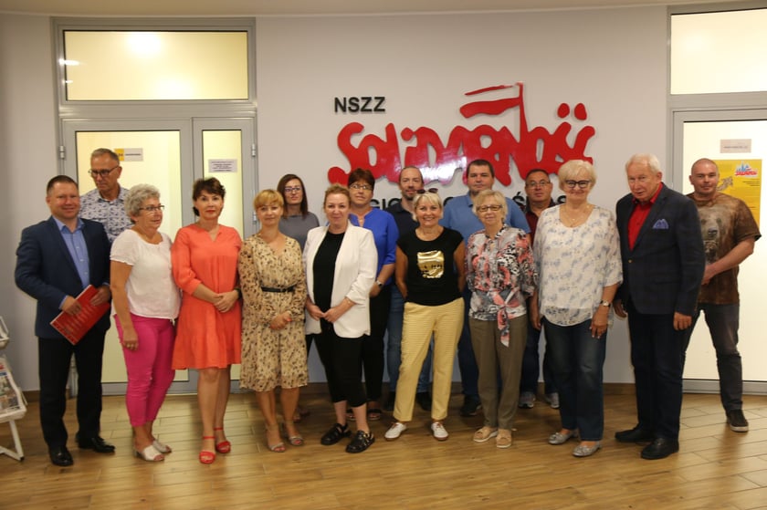 Porozumienie podpisali związkowcy NSZZ ?Solidarność? działający w UM Wrocławia i jednostkach miejskich podległych Prezydentowi Wrocławia, Kazimierz Kimso, przewodniczący Regionu NSZZ ?Solidarność? Dolny Śląsk, Włodzimierz Patalas, sekretarz Wrocławia i Marcin Urban, skarbnik Wrocławia.