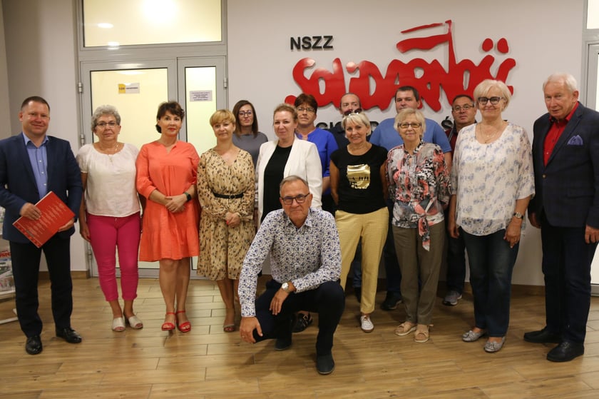 Porozumienie podpisali związkowcy NSZZ ?Solidarność? działający w UM Wrocławia i jednostkach miejskich podległych Prezydentowi Wrocławia, Kazimierz Kimso, przewodniczący Regionu NSZZ ?Solidarność? Dolny Śląsk, Włodzimierz Patalas, sekretarz Wrocławia i Marcin Urban, skarbnik Wrocławia.