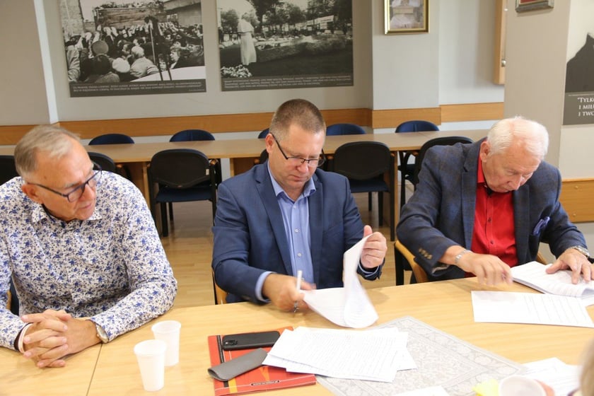 Porozumienie podpisali związkowcy NSZZ ?Solidarność? działający w UM Wrocławia i jednostkach miejskich podległych Prezydentowi Wrocławia, Kazimierz Kimso, przewodniczący Regionu NSZZ ?Solidarność? Dolny Śląsk, Włodzimierz Patalas, sekretarz Wrocławia i Marcin Urban, skarbnik Wrocławia.