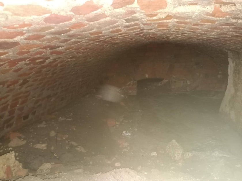 Wrocław, Ostrów Tumski, wnętrze piwniczki, w tle widoczne jest przejście do dalszej jej części