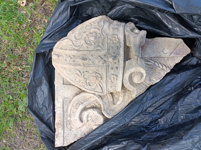 Wrocław, Ostrów Tumski, fragment odnalezionego kartusza herbowego