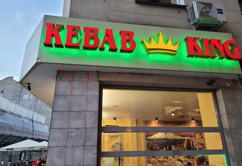 KEBAB KING to sieć kurdyjskich restauracji. Jedna z nich stacjonuje we Wrocławiu na Świdnickiej.