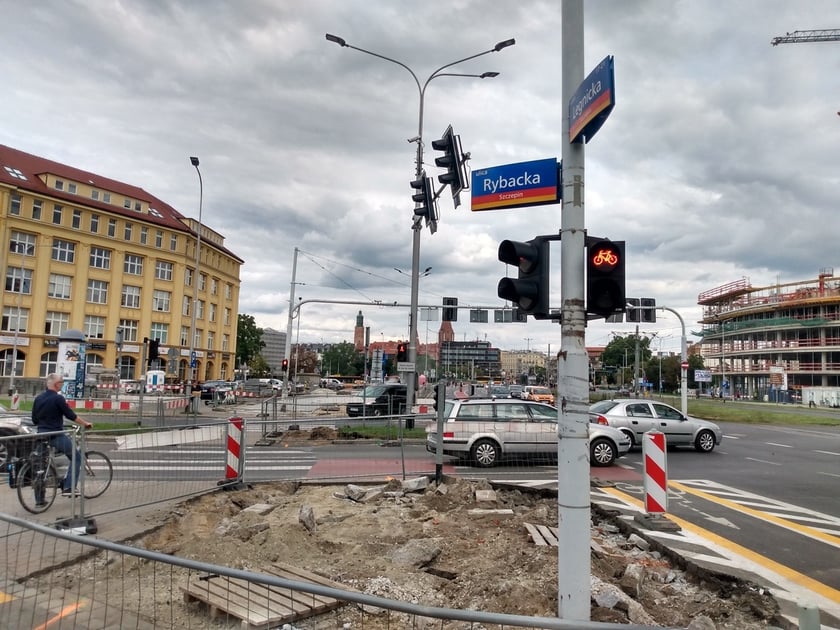 Nowa droga rowerowa pwstaje wzdłuż ul. Legnickiej, obok pl. JP II