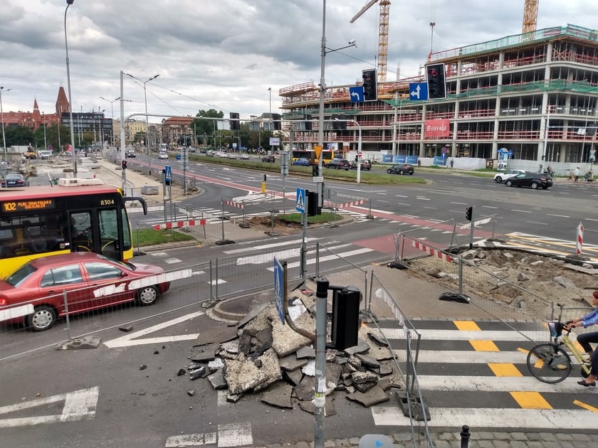 Nowa droga rowerowa pwstaje wzdłuż ul. Legnickiej, obok pl. JP II