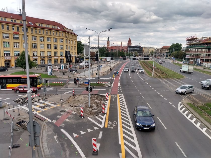 Nowa droga rowerowa pwstaje wzdłuż ul. Legnickiej, obok pl. JP II