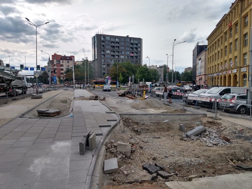 Nowa droga rowerowa pwstaje wzdłuż ul. Legnickiej, obok pl. JP II