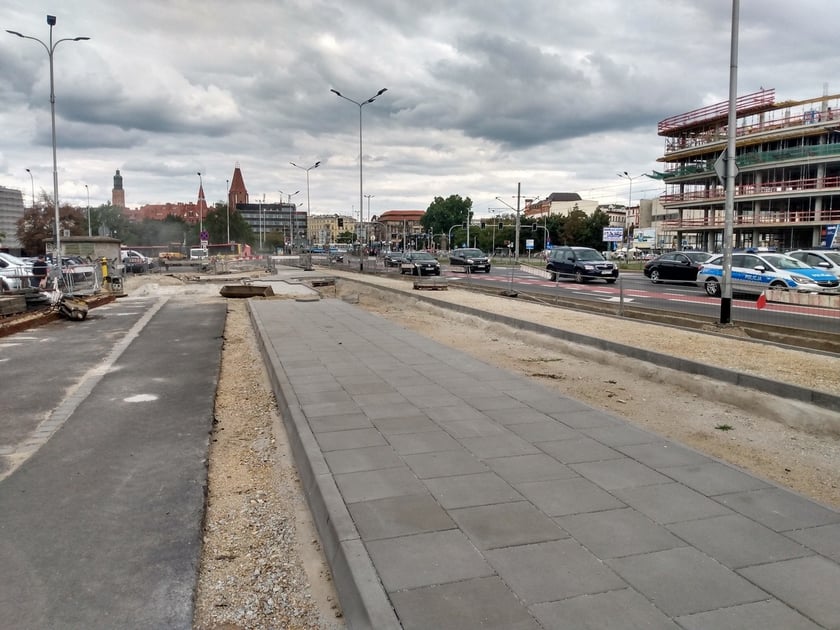 Nowa droga rowerowa pwstaje wzdłuż ul. Legnickiej, obok pl. JP II