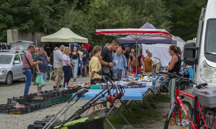 Targowisko na Młynie Sułkowice we Wrocławiu w każdą niedzielę przyciąga tłumy kupujących i sprzedających