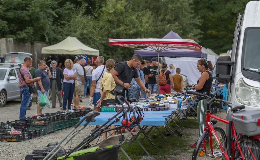 Targowisko na Młynie Sułkowice we Wrocławiu w każdą niedzielę przyciąga tłumy kupujących i sprzedających
