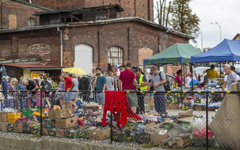 Targowisko na Młynie Sułkowice we Wrocławiu w każdą niedzielę przyciąga tłumy kupujących i sprzedających