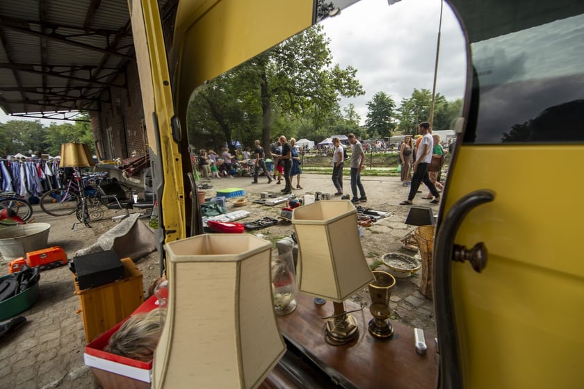 Targowisko na Młynie Sułkowice we Wrocławiu w każdą niedzielę przyciąga tłumy kupujących i sprzedających