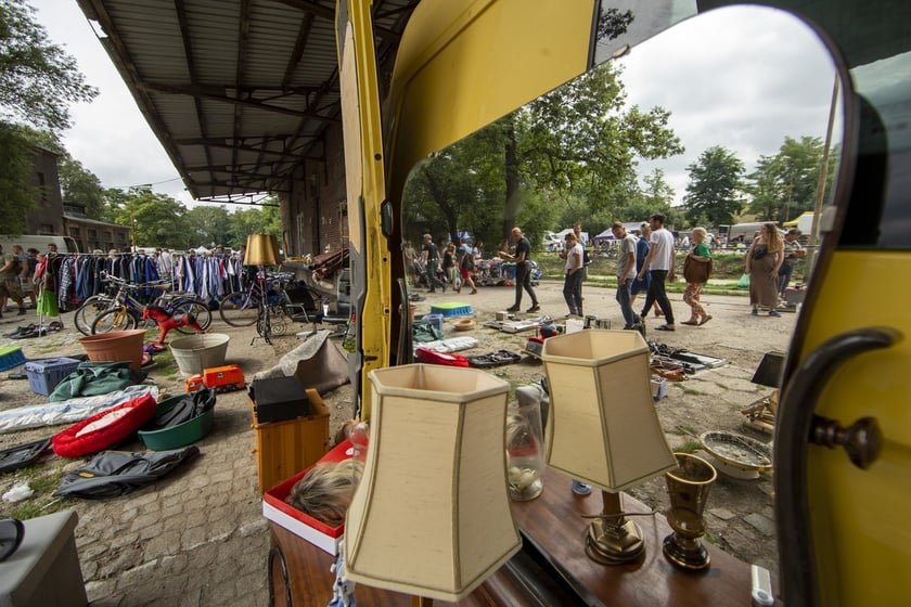 Targowisko na Młynie Sułkowice we Wrocławiu w każdą niedzielę przyciąga tłumy kupujących i sprzedających