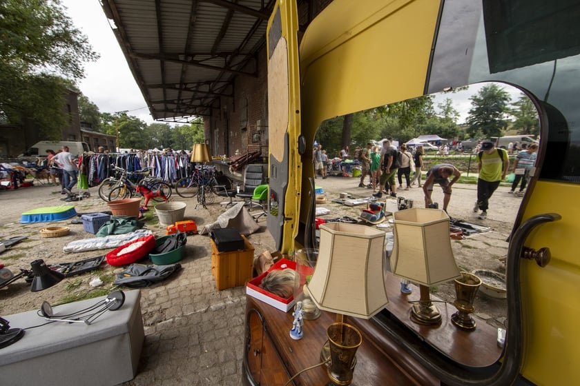 Targowisko na Młynie Sułkowice we Wrocławiu w każdą niedzielę przyciąga tłumy kupujących i sprzedających