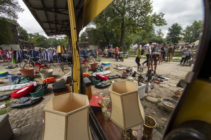 Targowisko na Młynie Sułkowice we Wrocławiu w każdą niedzielę przyciąga tłumy kupujących i sprzedających