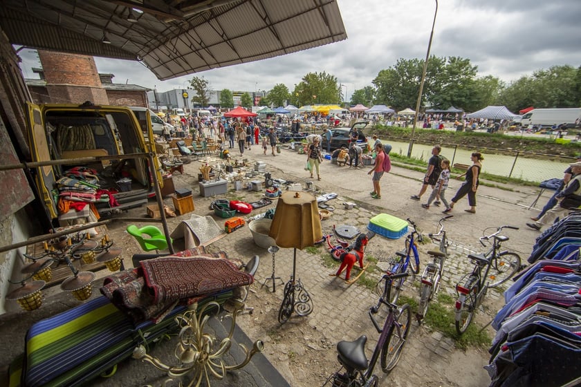Targowisko na Młynie Sułkowice we Wrocławiu w każdą niedzielę przyciąga tłumy kupujących i sprzedających