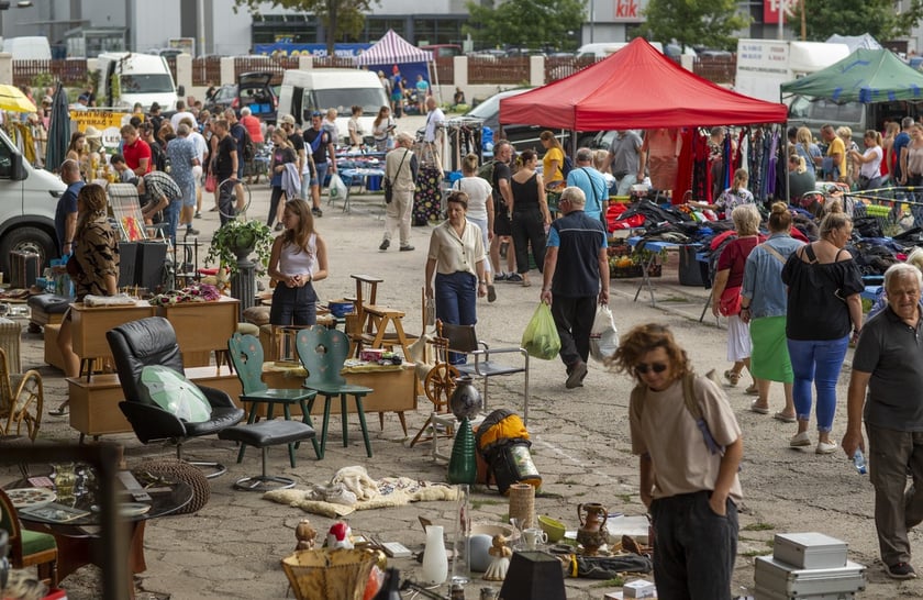 Targowisko na Młynie Sułkowice we Wrocławiu w każdą niedzielę przyciąga tłumy kupujących i sprzedających