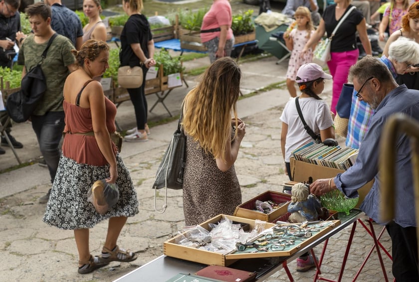 Targowisko na Młynie Sułkowice we Wrocławiu w każdą niedzielę przyciąga tłumy kupujących i sprzedających