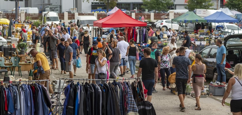 Targowisko na Młynie Sułkowice we Wrocławiu w każdą niedzielę przyciąga tłumy kupujących i sprzedających
