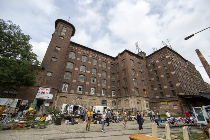 Targowisko na Młynie Sułkowice we Wrocławiu w każdą niedzielę przyciąga tłumy kupujących i sprzedających