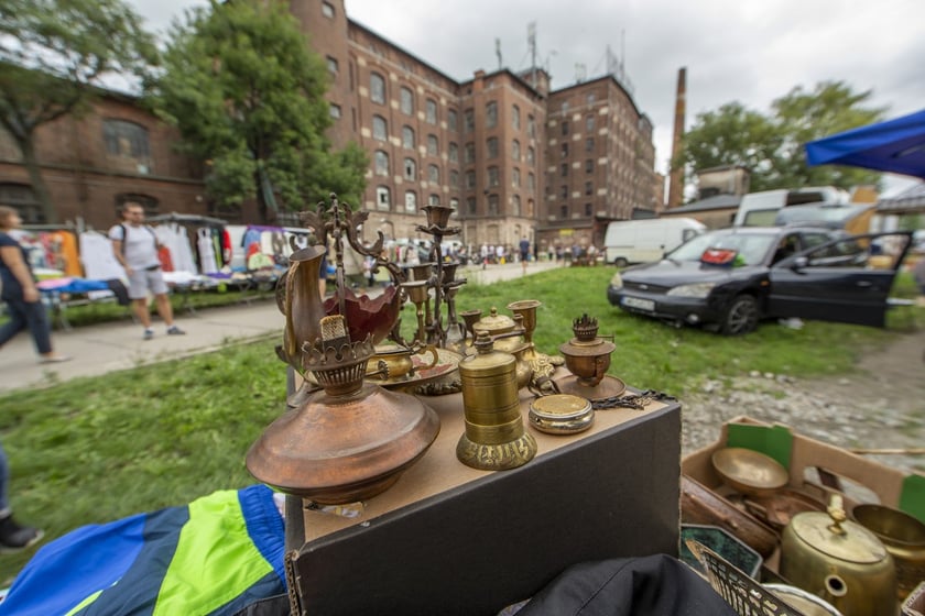 Targowisko na Młynie Sułkowice we Wrocławiu w każdą niedzielę przyciąga tłumy kupujących i sprzedających