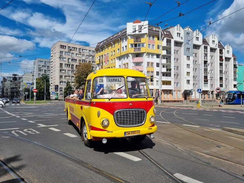 autobus Fredruś w kursie "za tramwaj"