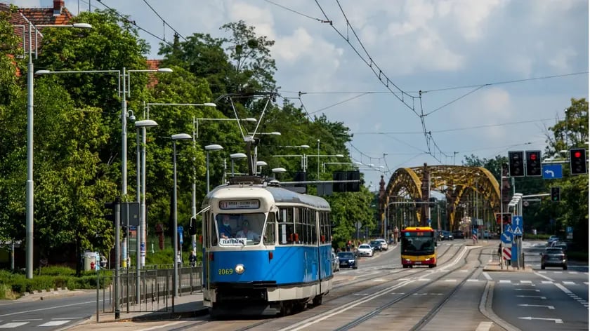 zabytkowy tramwaj na tle mostu Zwierzynieckiego