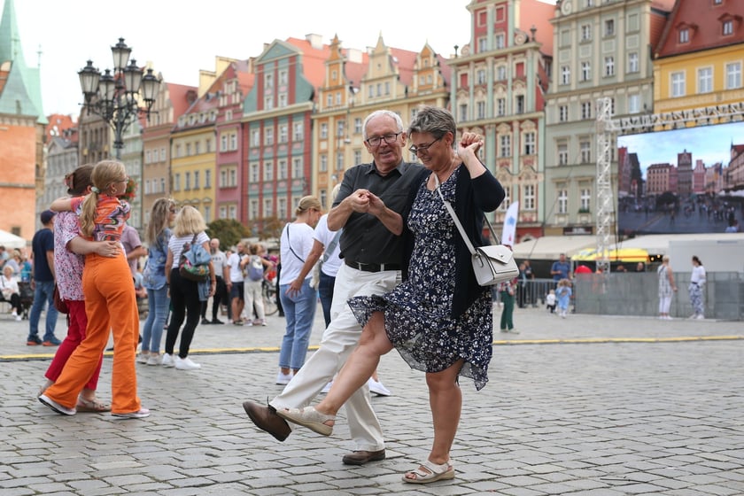 Potańcówka na Rynku przed koncertem Kamila Bednarka