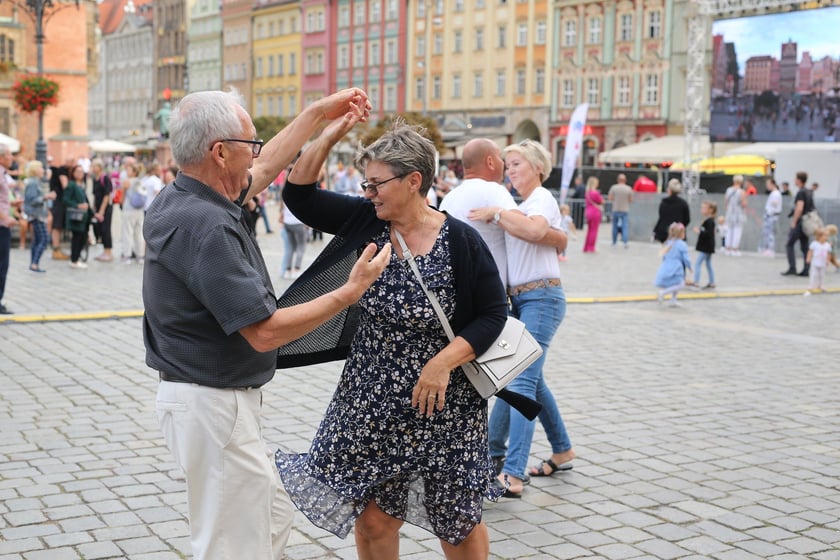 Potańcówka na Rynku przed koncertem Kamila Bednarka