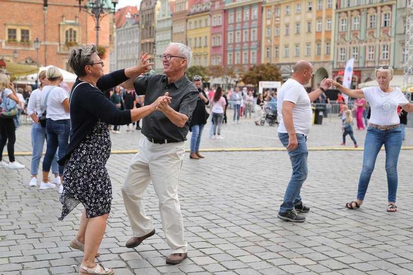 Potańcówka na Rynku przed koncertem Kamila Bednarka