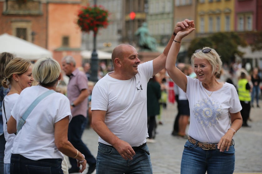 Potańcówka na Rynku przed koncertem Kamila Bednarka