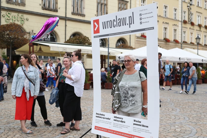 Potańcówka na Rynku przed koncertem Kamila Bednarka