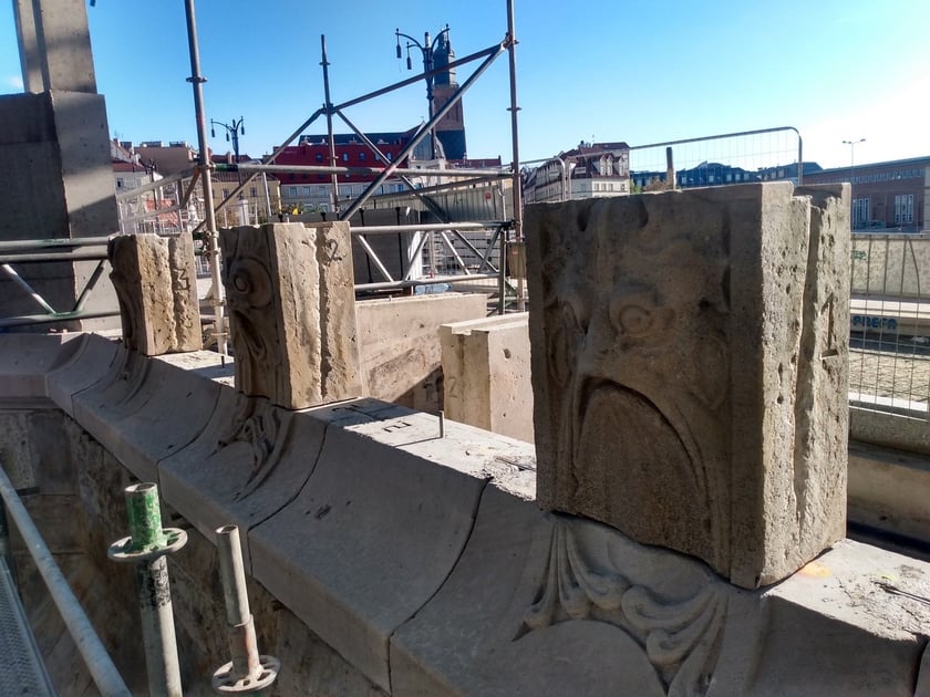 Architektoniczne perełki na moście Pomorskim - rzeźby maszkaronów i nowe okna w strażnicach