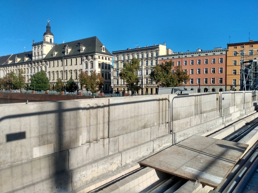 Architektoniczne perełki na moście Pomorskim - rzeźby maszkaronów i nowe okna w strażnicach