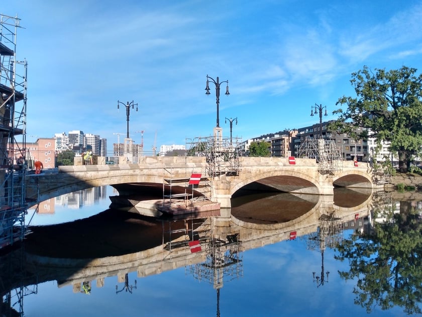 Architektoniczne perełki na moście Pomorskim - rzeźby maszkaronów i nowe okna w strażnicach