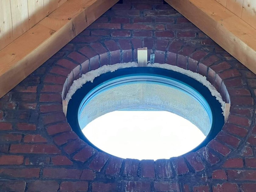 Architektoniczne perełki na moście Pomorskim - rzeźby maszkaronów i nowe okna w strażnicach