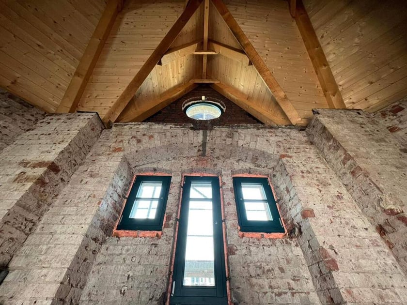 Architektoniczne perełki na moście Pomorskim - rzeźby maszkaronów i nowe okna w strażnicach