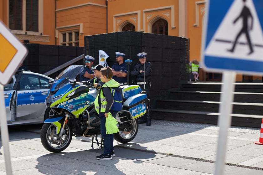 Piknik ?Bezpieczna droga do szkoły? przed Dworcem Głównym PKP we Wrocławiu