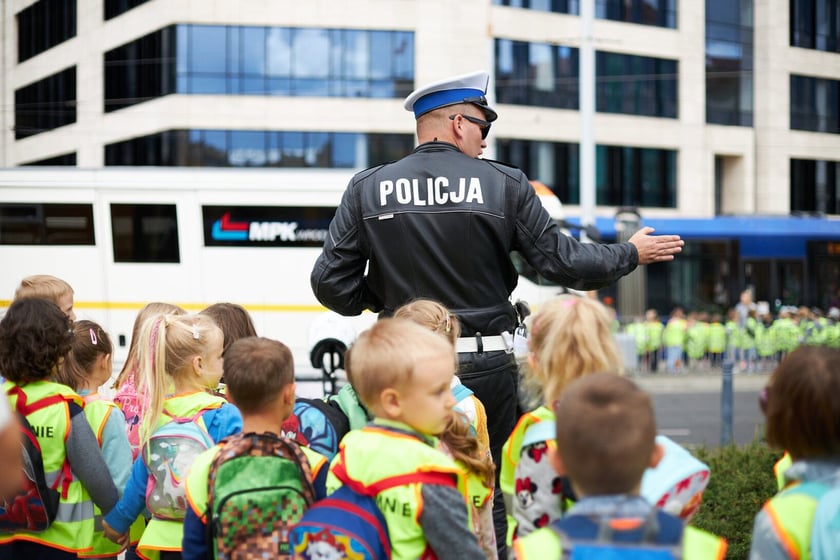 Piknik ?Bezpieczna droga do szkoły? przed Dworcem Głównym PKP we Wrocławiu
