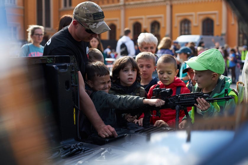 Piknik ?Bezpieczna droga do szkoły? przed Dworcem Głównym PKP we Wrocławiu
