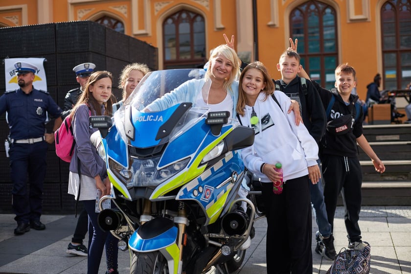 Piknik ?Bezpieczna droga do szkoły? przed Dworcem Głównym PKP we Wrocławiu