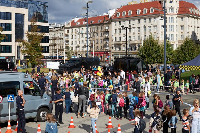 Piknik ?Bezpieczna droga do szkoły? przed Dworcem Głównym PKP we Wrocławiu