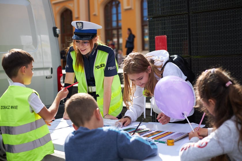 Piknik ?Bezpieczna droga do szkoły? przed Dworcem Głównym PKP we Wrocławiu
