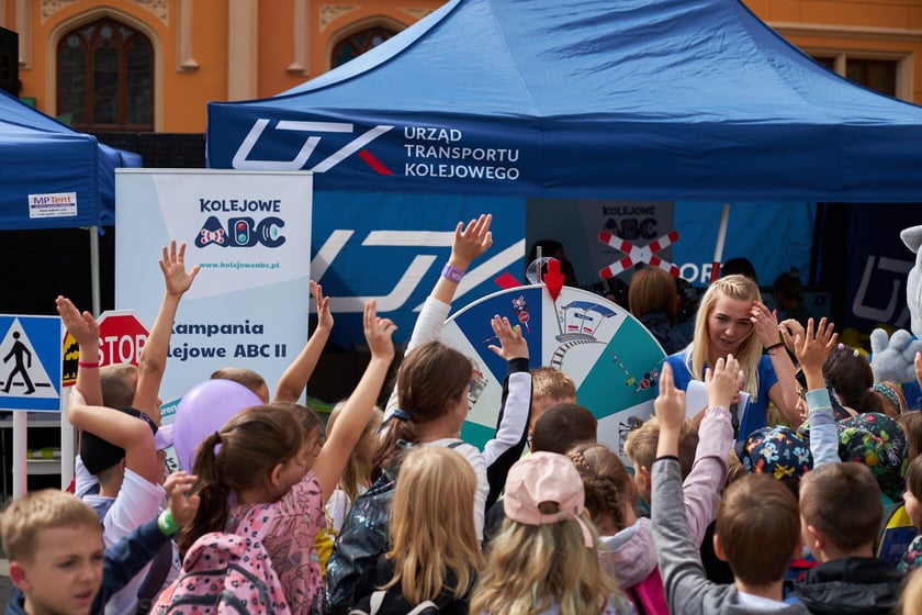 Piknik ?Bezpieczna droga do szkoły? przed Dworcem Głównym PKP we Wrocławiu