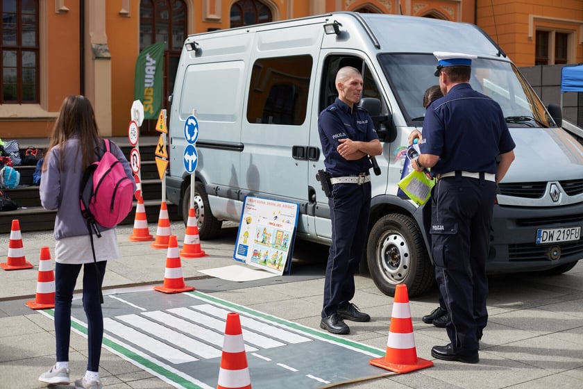 Piknik ?Bezpieczna droga do szkoły? przed Dworcem Głównym PKP we Wrocławiu