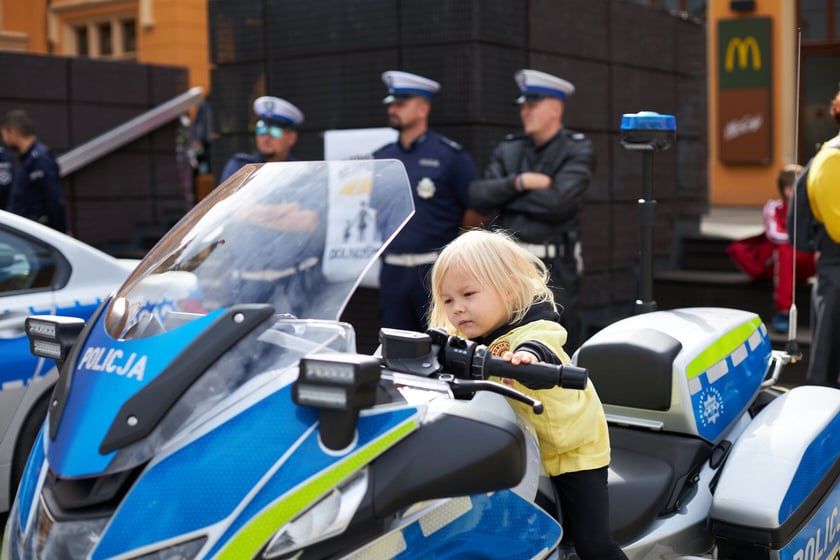 Piknik ?Bezpieczna droga do szkoły? przed Dworcem Głównym PKP we Wrocławiu