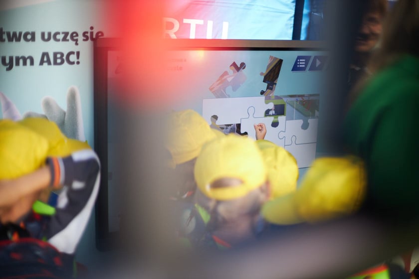 Piknik ?Bezpieczna droga do szkoły? przed Dworcem Głównym PKP we Wrocławiu